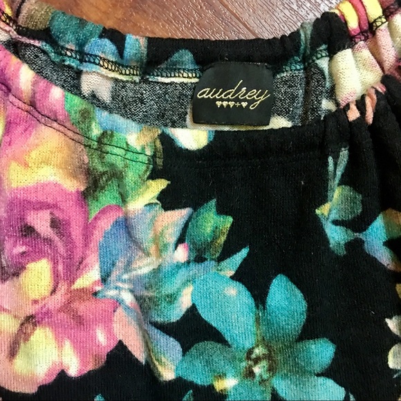 Cropped Floral Flowy Top - Picture 3 of 3